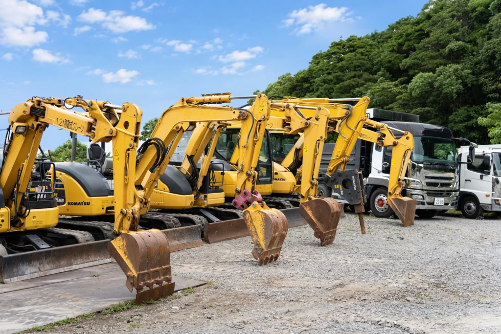 並んだバックホウと車両