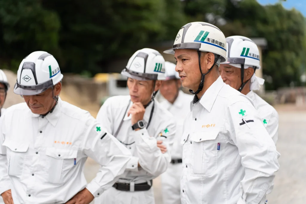 ヘルメットを着用し話を聞く社員